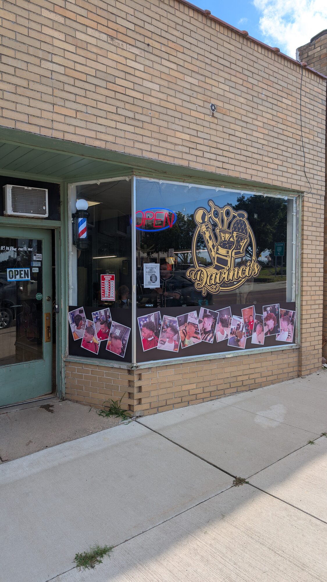 DaVinci's Barbershop storefront signage